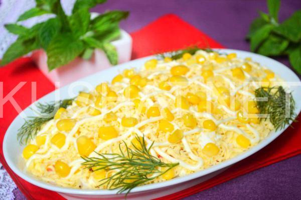 11_слоеный салат с тунцом, крабовыми палочками и кукурузой