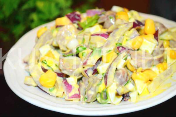 12_салат из куриных сердечек с маринованным луком и кукурузой