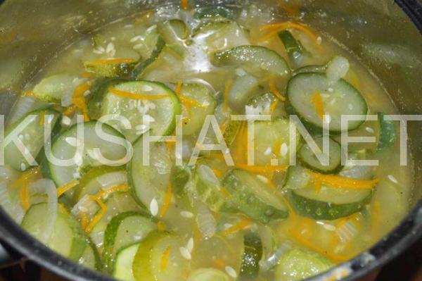 12_салат из огурцов с морковью и луком на зиму