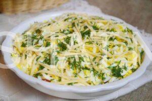 14_салат с копченой рыбой, помидорами и сыром