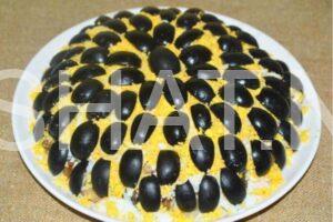 15_салат Подсолнух с чипсами, курицей и грибами