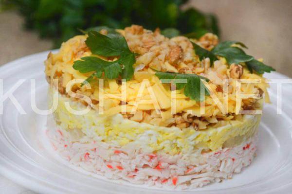 слоеный салат с крабовыми палочками, сыром и орехами 15_слоеный салат с крабовыми палочками, сыром и орехами