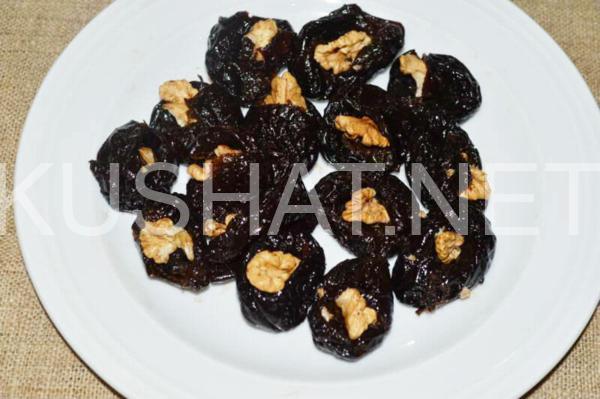 чернослив, фаршированный грецкими орехами в сметане 1_чернослив, фаршированный грецкими орехами в сметане