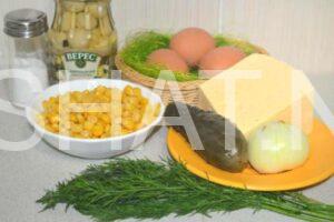 1_салат с консервированными шампиньонами, сыром и кукурузой
