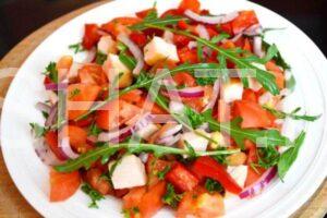 1_салат с копченой курицей и помидорами
