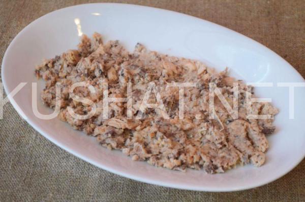 1_слоеный салат с тунцом, крабовыми палочками и кукурузой