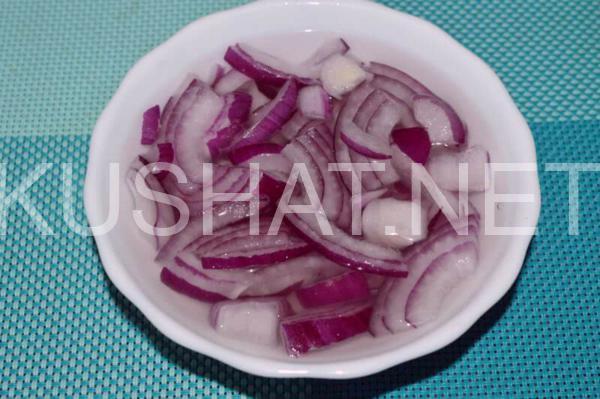 3_салат из куриных сердечек с маринованным луком и кукурузой