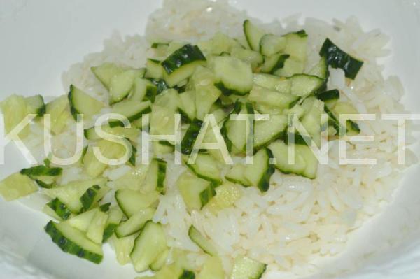 салат с копченой семгой, рисом и огурцами 3_салат с копченой семгой, рисом и огурцами