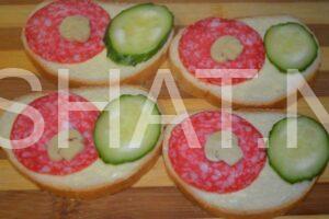 4_бутерброды с колбасой салями и огурцами