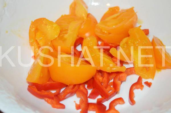 салат с копченым кальмаром, помидорами и перепелиными яйцами 4_салат с копченым кальмаром, помидорами и перепелиными яйцами