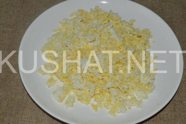 слоеный салат с крабовыми палочками, сыром и орехами 4_слоеный салат с крабовыми палочками, сыром и орехами