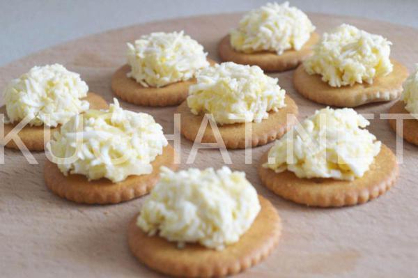 5_канапе на крекере с сыром и огурцами