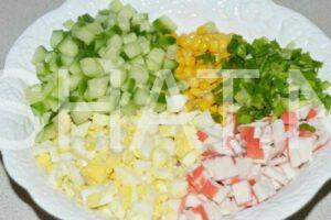 5_салат с крабовыми палочками, кукурузой и огурцом