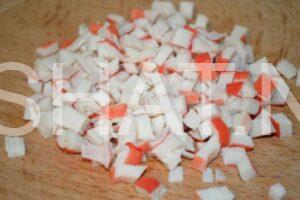 5_слоеный салат с тунцом, крабовыми палочками и кукурузой