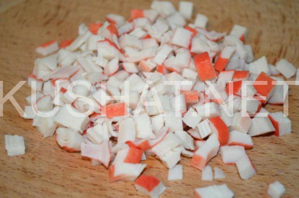 5_слоеный салат с тунцом, крабовыми палочками и кукурузой