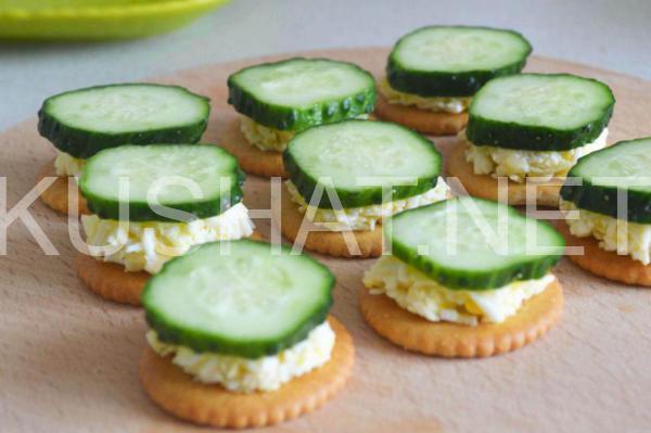 6_канапе на крекере с сыром и огурцами