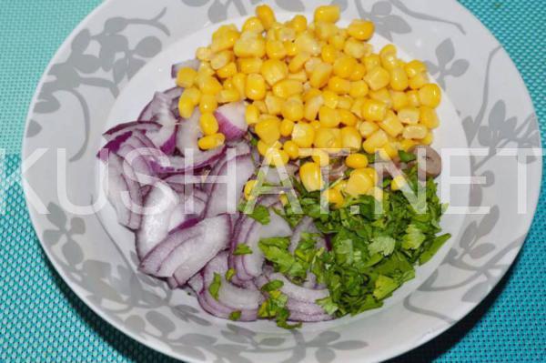 6_салат из куриных сердечек с маринованным луком и кукурузой