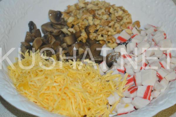 6_салат с крабовыми палочками, грибами, сыром и орехами