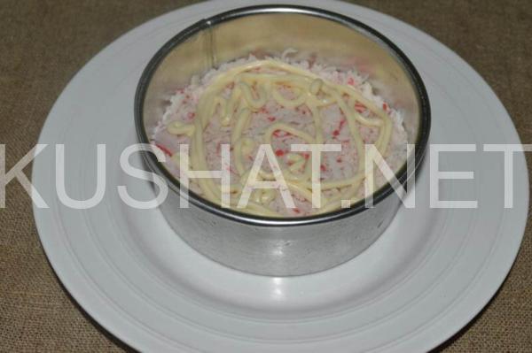 слоеный салат с крабовыми палочками, сыром и орехами 6_слоеный салат с крабовыми палочками, сыром и орехами