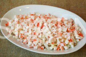 6_слоеный салат с тунцом, крабовыми палочками и кукурузой