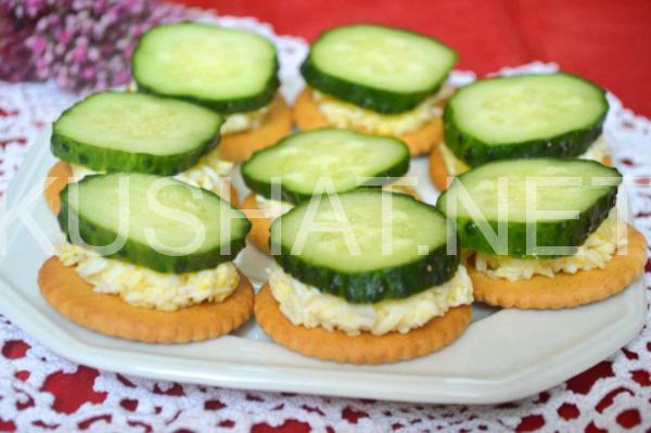 7_канапе на крекере с сыром и огурцами