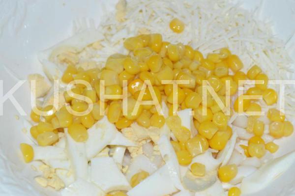 салат с кальмарами, кукурузой, яйцом и сыром 7_салат с кальмарами, кукурузой, яйцом и сыром