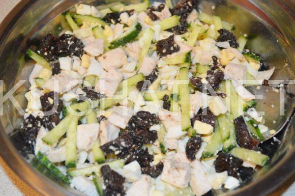 7_салат с курицей и черносливом и огурцом