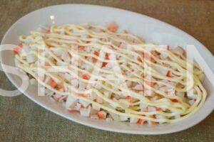 7_слоеный салат с тунцом, крабовыми палочками и кукурузой