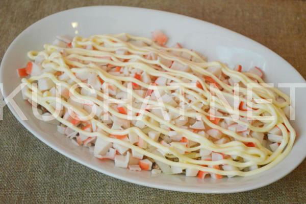 7_слоеный салат с тунцом, крабовыми палочками и кукурузой