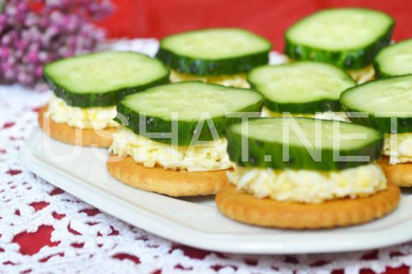 8_канапе на крекере с сыром и огурцами