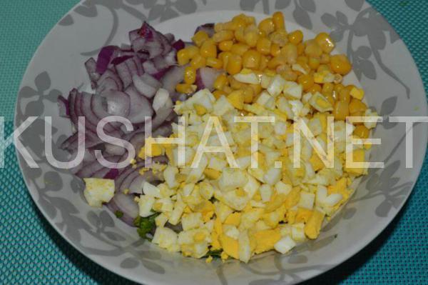 8_салат из куриных сердечек с маринованным луком и кукурузой