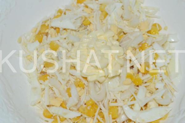 салат с кальмарами, кукурузой, яйцом и сыром 8_салат с кальмарами, кукурузой, яйцом и сыром