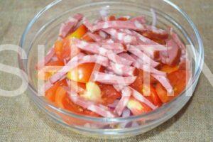 8_салат с колбасой, кукурузой, помидорами и перцем