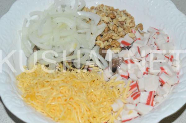 8_салат с крабовыми палочками, грибами, сыром и орехами