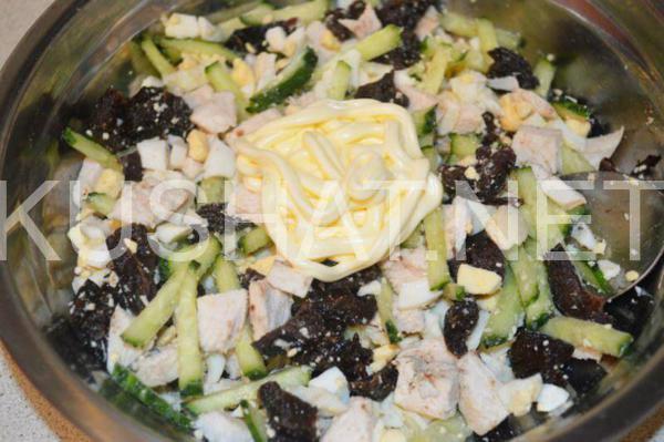8_салат с курицей и черносливом и огурцом
