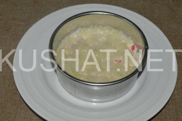 слоеный салат с крабовыми палочками, сыром и орехами 8_слоеный салат с крабовыми палочками, сыром и орехами