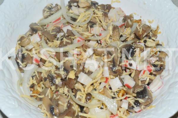9_салат с крабовыми палочками, грибами, сыром и орехами