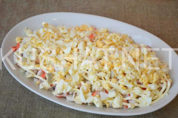 9_слоеный салат с тунцом, крабовыми палочками и кукурузой